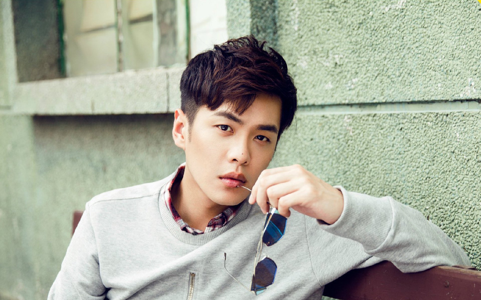 前锋是否逐渐承担中场抢断与推进的双重角色,前锋现象